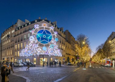Paris, Fransa - 117 17 2025: Hristiyan Dior Paris mağazasının dış cephesi Noel için gece süslenmiş
