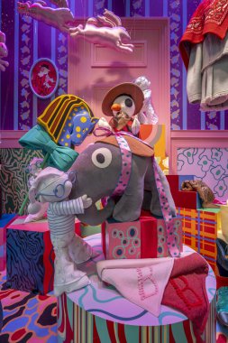 Paris, Fransa - 11: 15 2025: Noel hikayesi olan ünlü bir Paris mağazasının Noel vitrinlerine bakın