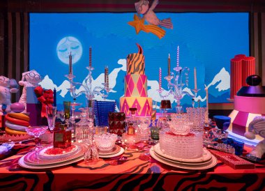 Paris, Fransa - 11: 15 2025: Noel hikayesi olan ünlü bir Paris mağazasının Noel vitrinlerine bakın