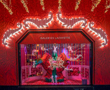 Paris, Fransa - 11: 15 2025: Noel hikayesi olan ünlü bir Paris mağazasının Noel vitrinlerine bakın