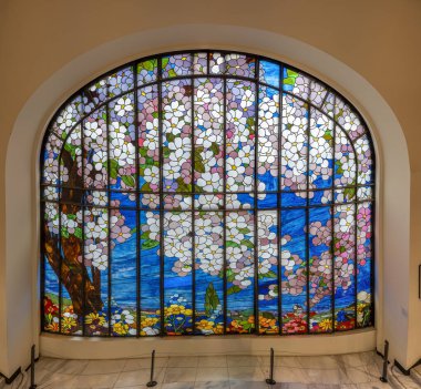 Paris, Fransa - 11 14 2025 Haussmann Bulvarı. Ünlü büyük bir mağazada renkli bir vitray deco.