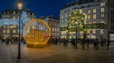 Paris, Fransa - 11: 30 2025 Noel Gecesine kadar Paris. Maurice Barres Meydanı 'nın panoramik manzarası Christian Dior ve Coco Chanel mağazaları ve geceleri Noel süslemeleri.