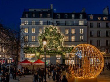 Paris, Fransa - 11: 30 2025 Noel Gecesine kadar Paris. Maurice Barres Meydanı 'nın panoramik manzarası, Christian Dior mağazası, dev Noel balosu ve geceleri Noel süslemesi.