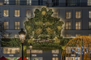 Paris, Fransa - 11: 30 2025 Noel Gecesine kadar Paris. Maurice Barres 'ın Christian Dior mağazası, dev Noel balosu ve geceleri Noel süslemeleri.