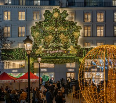 Paris, Fransa - 11: 30 2025 Noel Gecesine kadar Paris. Maurice Barres Meydanı 'nın panoramik manzarası, Christian Dior mağazası, dev Noel balosu ve geceleri Noel süslemesi.