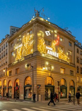 Paris, Fransa - 11: 30 2025 Noel Gecesine kadar Paris. Geceleri yılbaşı süsüsüyle Hermes Binası 'nın ön cephesine bakın.