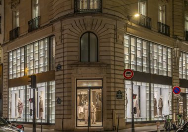 Paris, Fransa - 11: 30 2025 Noel Gecesine kadar Paris. Bir giyim mağazasının dış görünüşü ve gece yılbaşı dekorasyonu