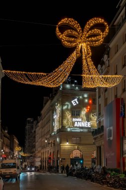 Paris, Fransa - 11: 30 2025 Noel Gecesine kadar Paris. Geceleri yılbaşı süsüsüyle Hermes Binası 'nın ön cephesine bakın.