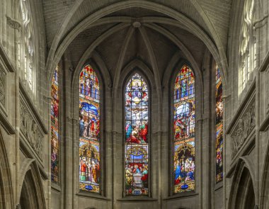 Blois, Fransa - 10 26 2025: Saint Louis Katedrali. Maymundaki vitray pencerelerinin detaylı görünümü