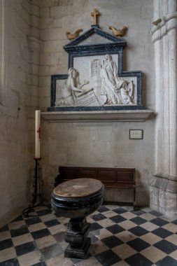 Blois, Fransa - 10 26 2025: Saint Louis Katedrali. Anna Jablonowska 'nın cenaze anıtının üst kısmının detaylı görünümü