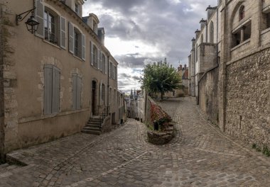 Blois, Fransa - 10 27 2025: Taş cepheli tipik bir Rönesans kaldırım taşı sokağının panoramik manzarası