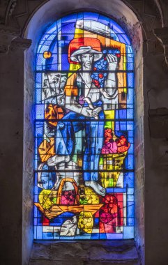 Blois, Fransa - 10 26 2025: Aziz Nicholas Kilisesi. Maymundaki vitray pencerelerinin detaylı görünümü
