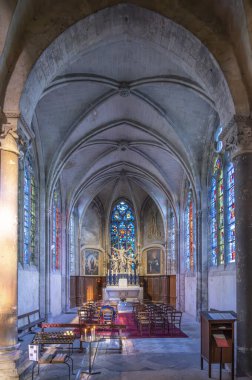 Blois, Fransa - 10 26 2025: Aziz Nicholas Kilisesi. Arka tarafında vitray pencereler ve sunak olan bir şapelin panoramik görüntüsü
