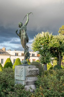 Blois, Fransa - 10. 26 2025: Sonbaharda Parc des Lices 'da Avcı Diana heykelinin ayrıntılı görünümü