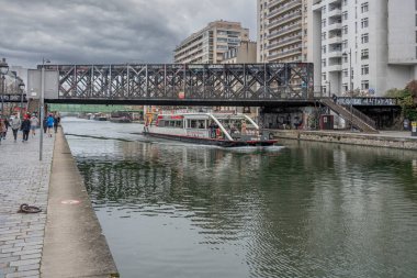 Paris, Fransa - 12 14 2025: Ourcq Kanalı. Ardennes Footbridge yakınlarındaki kanal havzasında yelken açan turistik bir teknenin ayrıntılı görüntüsü