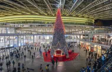 Paris, Fransa - 12: 16 2025 Noel Gecesine kadar Paris. Le Forum des Halles 'in içinde Noel için kocaman bir Noel ağacı süsleme görüntüsü