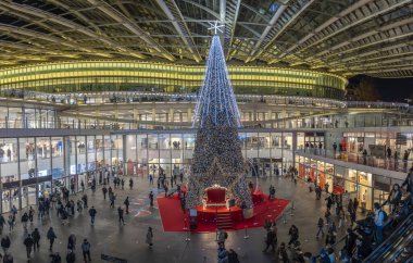 Paris, Fransa - 12: 16 2025 Noel Gecesine kadar Paris. Le Forum des Halles 'in içinde Noel için kocaman bir Noel ağacı süsleme görüntüsü