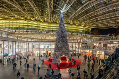 Paris, Fransa - 12: 16 2025 Noel Gecesine kadar Paris. Le Forum des Halles 'in içinde Noel için kocaman bir Noel ağacı süsleme görüntüsü