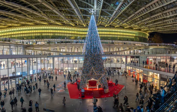 Paris, Fransa - 12: 16 2025 Noel Gecesine kadar Paris. Le Forum des Halles 'in içinde Noel için kocaman bir Noel ağacı süsleme görüntüsü