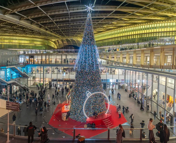 Paris, Fransa - 12: 16 2025 Noel Gecesine kadar Paris. Le Forum des Halles 'in içinde Noel için kocaman bir Noel ağacı süsleme görüntüsü