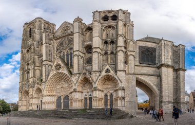 Bourges, Fransa - 10. 25. 2025: Saint Stephen Katedrali 'nin sonbahar renkleriyle dış görünüşü