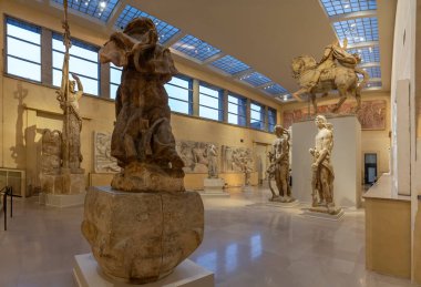 Paris, Fransa - 12: 20 2025 Bourdelle Müzesi. Alçı Salonu 'nun içinde heybetli alçı heykellerle panoramik manzara