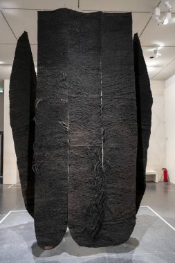 Paris, Fransa - 12: 20 2025: Magdalena Abakowicz, Varoluş Kumaşı. Tavandan sarkan üç parçalı Abakan siyahı