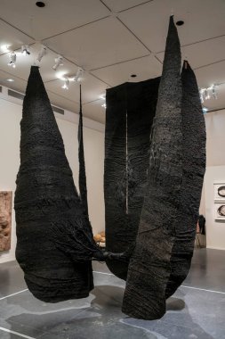 Paris, Fransa - 12: 20 2025: Magdalena Abakowicz, Varoluş Kumaşı. Tavandan sarkan üç parçalı Abakan siyahı