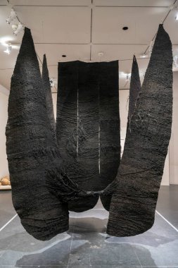 Paris, Fransa - 12: 20 2025: Magdalena Abakowicz, Varoluş Kumaşı. Tavandan sarkan üç parçalı Abakan siyahı