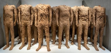 Paris, Fransa - 12: 20 2025: Magdalena Abakowicz, Varoluş Kumaşı. V kalabalığı, çuval bezi, reçine ve metal heykelcikler