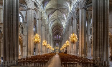 Bourges, Fransa - 10: 25 2025: Saint Stephen Katedrali. Saflık panoramik görünümü, vitray pencereli koridorlar ve arkada apse.