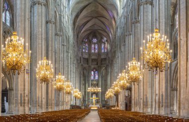 Bourges, Fransa - 10: 25 2025: Saint Stephen Katedrali. Saflık panoramik görünümü, vitray pencereli koridorlar ve arkada apse.