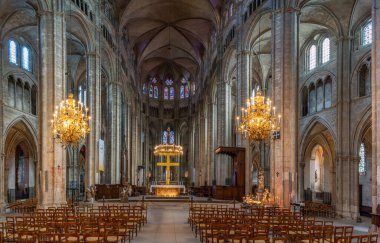 Bourges, Fransa - 10: 25 2025: Saint Stephen Katedrali. Nevin panoramik görüntüsü, koridor, ana kapı ve boru orgu.