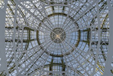 Paris, Fransa - 12. 27. 2025: Le Grand Palais des Glaces: Kısa ömürlü Noel buz pateni pistinin panoramik manzarası, ortasında beyaz bir kopyasıyla Eyfel Kulesi ve arkasında ana sahanın cam çatısı