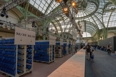 Paris, Fransa - 12. 27. 2025: Le Grand Palais des Glaces: Büyük geçici Noel buz pateni pistinin buz pateni pistinin ve arkadaki ana sahanın cam çatısının buz soyunma odalarının manzarası