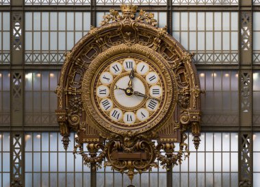 Paris, Fransa - 12: 30 2025 Orsay Müzesi. Müzenin ana salonunun manzarası, altın saat ve cam gölgelik arka plan