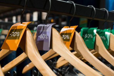 Paris, Fransa - 01 10 2026: Satış sırasında bir mağazada etiketli askılarda asılı erkek mavi pantolonu