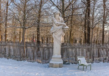 Paris, Fransa - 01 07 2026: kar taneleri. Raon Jean 'in kışının heykeli Tuileries bahçesinde karın altında ve güneşli mavi gökyüzünde