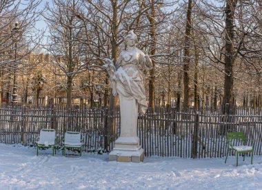 Paris, Fransa - 01 07 2026: kar taneleri. Ceres heykeli ya da Nicolas Coustou Yazı Tuileries bahçesinde kar ve güneşli mavi gökyüzünün altında