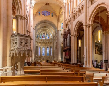 Lyon, Fransa - 10. 23 2025: Katedral ve Vaftizci Aziz John Kilisesi. Saflığın panoramik görüntüsü, minberli koridorlar, vitraylı pencereler ve arka tarafta maymuncuk.