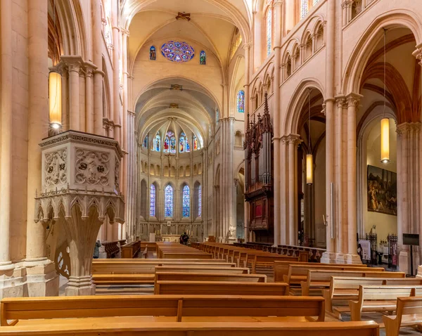 Lyon, Fransa - 10. 23 2025: Katedral ve Vaftizci Aziz John Kilisesi. Saflığın panoramik görüntüsü, minberli koridorlar, vitraylı pencereler ve arka tarafta maymuncuk.