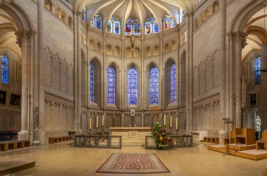 Lyon, Fransa - 10. 23 2025: Katedral ve Vaftizci Aziz John Kilisesi. Saflık panoramik görünümü, vitray pencereli koridorlar ve arkada apse.