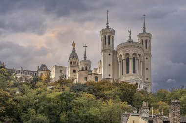 Lyon, Fransa - 10. 23. 2025: Saint John Meydanı 'ndan Beyaz Meryem Ana' nın arka beyaz bazilikasının panoramik görüntüsü