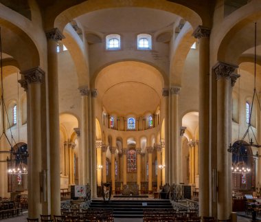 Clermont-Ferrand, Fransa - 10: 24 2025: Limandaki Meryem Ana Bazilikası. Saflık panoramik görünümü, vitray pencereli koridorlar ve arkada apse.