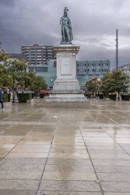 Clermont-Ferrand, Fransa - 10. 24 2025: General Desaix 'in Jaude Meydanı' ndaki panoramik manzarası