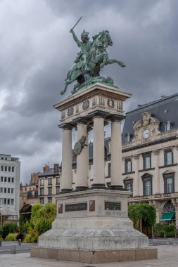 Clermont-Ferrand, Fransa - 10. 24 2025: Jaude Meydanı 'ndaki Vercingetorix heykelinin panoramik görüntüsü