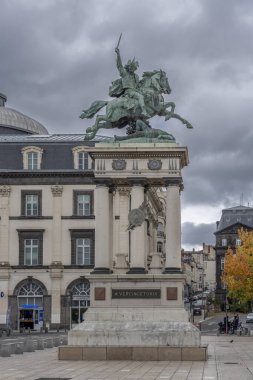 Clermont-Ferrand, Fransa - 10. 24 2025: Jaude Meydanı 'ndaki Vercingetorix heykelinin panoramik görüntüsü