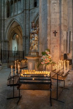 Bourges, Fransa - 10: 25 2025: Saint Stephen Katedrali. Bakire ve Çocuk heykelinin gümüş ve yaldızlı metalle sekizgen tabanlı görüntüsü