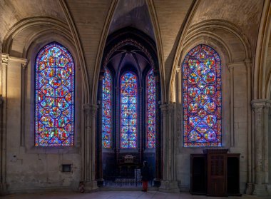 Bourges, Fransa - 10: 25 2025: Saint Stephen Katedrali. Başpiskopos Joseph 'in hayatını gösteren lekeli cam pencerenin detaylı görüntüsü