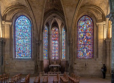 Bourges, Fransa - 10: 25 2025: Saint Stephen Katedrali. Aziz Thomas Efsanesi 'nin lekeli cam penceresinin detaylı görüntüsü